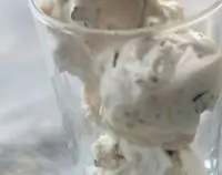 Мороженое с ромом и сухофруктами