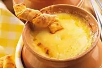 Луковый суп на говяжьем бульоне с травами