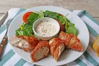 Запеченная куриная грудка в беконе с шпинатом на гарнир