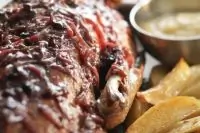 Гусь с соусом из портвейна и яблочным пюре