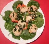 Морские гребешки на подушке из шпината