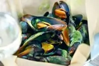 Мидии в соусе из имбиря и петрушки