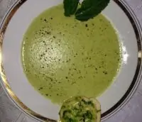 Теплый мятный крем-суп из кукурузы и горошка