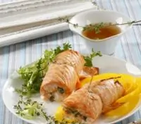 Рулеты из лосося с рукколой и пармезаном