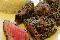 Стейк из тунца в кунжутной панировке