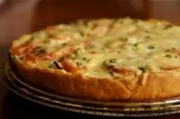 Быстрый киш с курицей на слоеном тесте