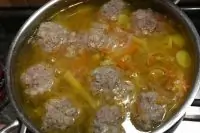 Низкокалорийный слизистый суп с фрикадельками