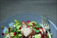 Салат из цесарки с авокадо и зернами граната