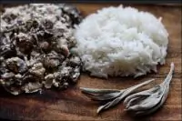 Кролик тушеный в сливочном соусе с грибами и травами