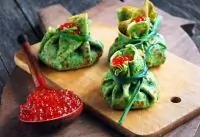 Блины из шпината со сливочным сыром и семгой