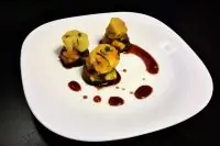 Морские гребешки обжареные с грушей в соусе наршараб