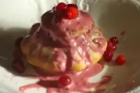 Кекс на основе белка с кунжутом и брусничным кремом «Роза»