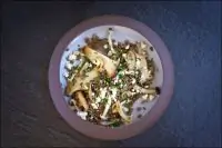 Теплый салат с грибами, чечевицей и сыром фета