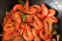 Жареные креветки по-тайски