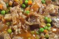 Гуляш из индейки с зеленым горошком