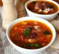 Острый мясной суп с томатом в микроволновой печи