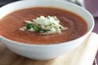 Холодный суп с помидорами, болгарским перцем и перцем чили