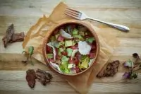 Рубленый тунец с авокадо и рисовыми чипсами