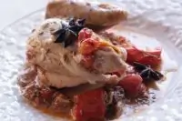 Пряный цыпленок с йогуртом и помидорами