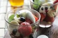 Салат из ягод с бананом, йогуртом и медом