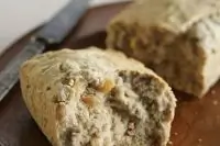 Хлеб с бананами, имбирем и бразильскими орехами