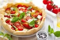 Киш с томатами, базиликом и сыром