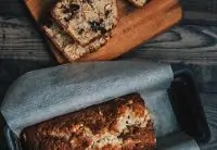 Банановый хлеб с шоколадом и солёным арахисом