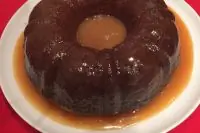 Английский финиковый пудинг под сливочной карамелью