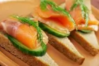 Бутерброд с лососем и огурцом