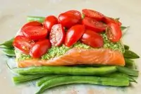 Лосось, запеченный со стручковой фасолью и соусом песто