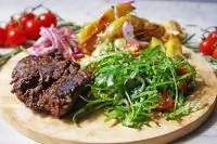 Рибай с гарниром из рукколы