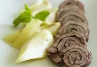 Мясной рулет с фруктами