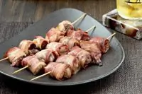 Шашлыки из печенки цесарки в беконе