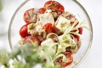 Салат из тунца и адыгейского сыра с соусом песто