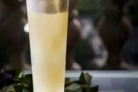 Коктейль «Силуэт нежности» от шеф-бармена Mercedes bar Артема Аверина