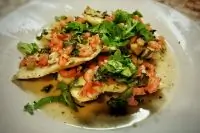 Запеченное филе трески с креветками и чесноком