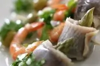 Салат с креветками, сельдью и спаржей