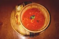 Томатный суп с морепродуктами, базиликом и моцареллой