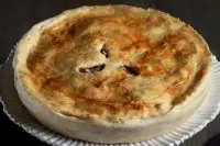 Пирог из цесарки с лесными грибами и тархуном