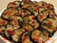 Маринованные баклажаны в соусе из сладкого перца