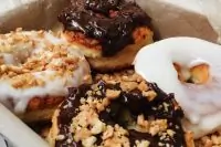 Творожные пончики в белой и шоколадной глазури