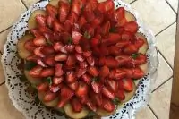 Медовый торт с клубникой и бананами