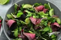 Тайский салат с говядиной, маринованной в устричном соусе