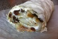 Творожно-грушевый рулет в тонком лаваше с изюмом