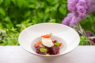 Печеная свекла с мягким сыром и яблочным соусом