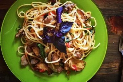 Спагетти с индейкой, базиликом и маслинами