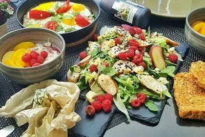 Летний салат с персиком куриным филе-гриль и малиной