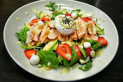 Салат с яйцом пашот, клубникой, авокадо и молодым шпинатом