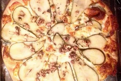 Пицца с горгонзолой и грушей на слоеном тесте