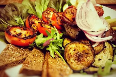 Теплый салат с овощами и печенью индейки